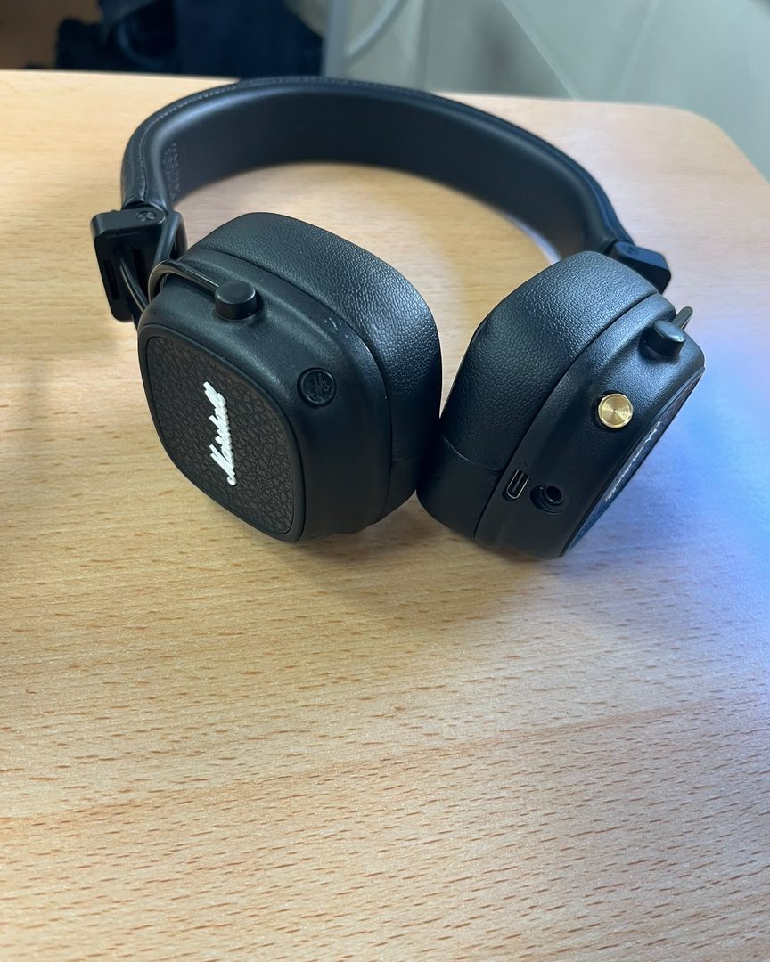 Foto original de unos auriculares sobre una mesa, hecha con el móvil